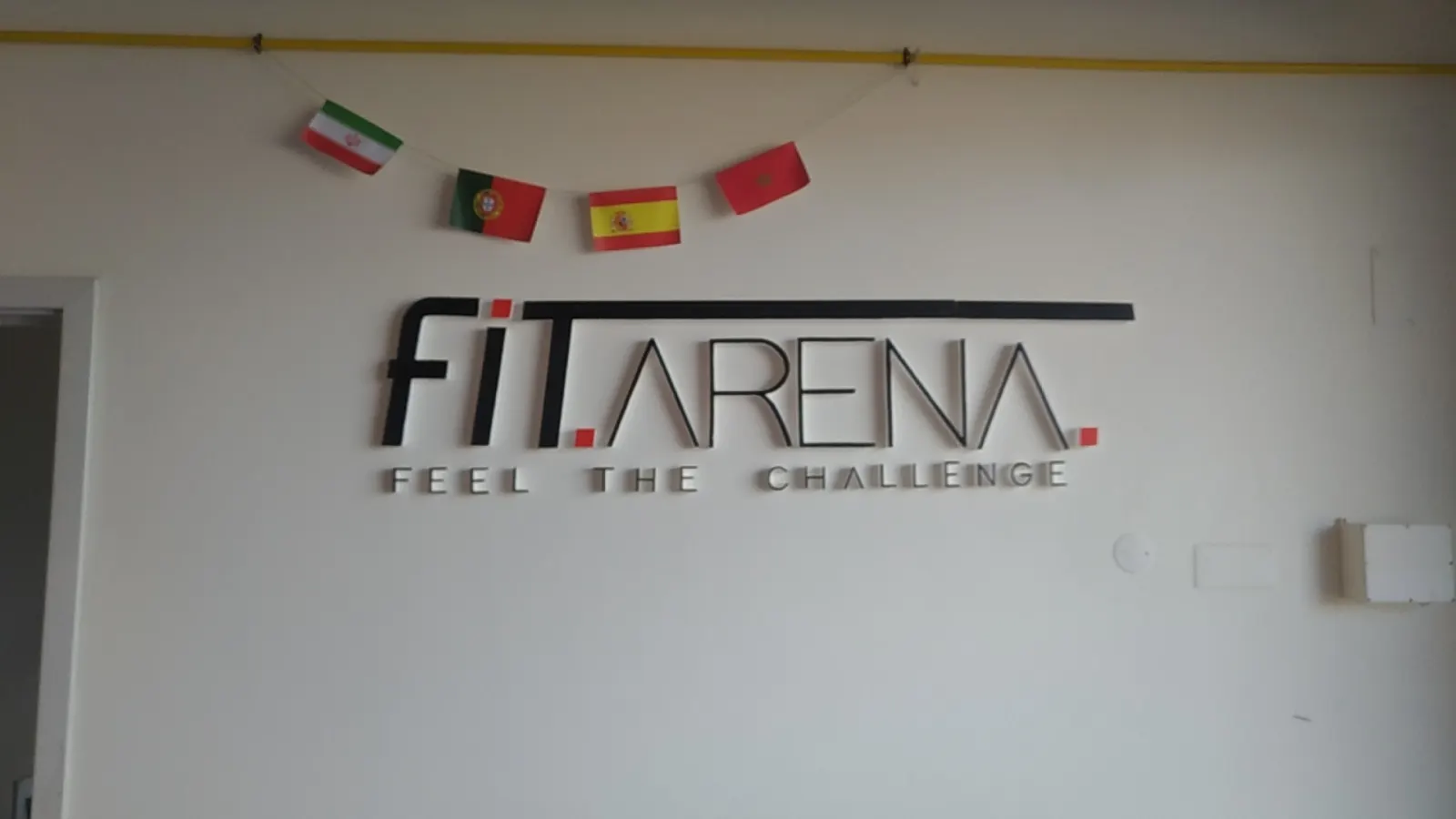 Logótipo Fit Arena, Feel the challenge, na parede do ginásio
